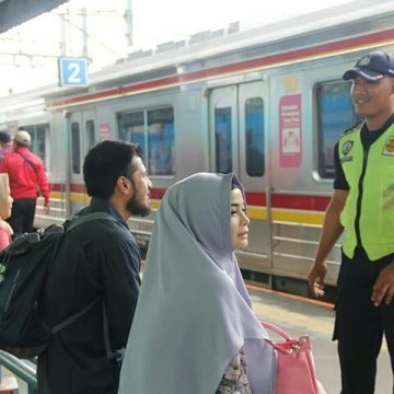 Primus Yustisio dan Jihan Fahira mengandalkan transportasi commuterline. (Instagram @primusyustisiojihanfahira_fans)